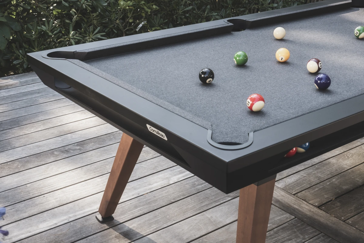 Billard Cornilleau Origin installé sur une terrasse contemporaine avec piscine