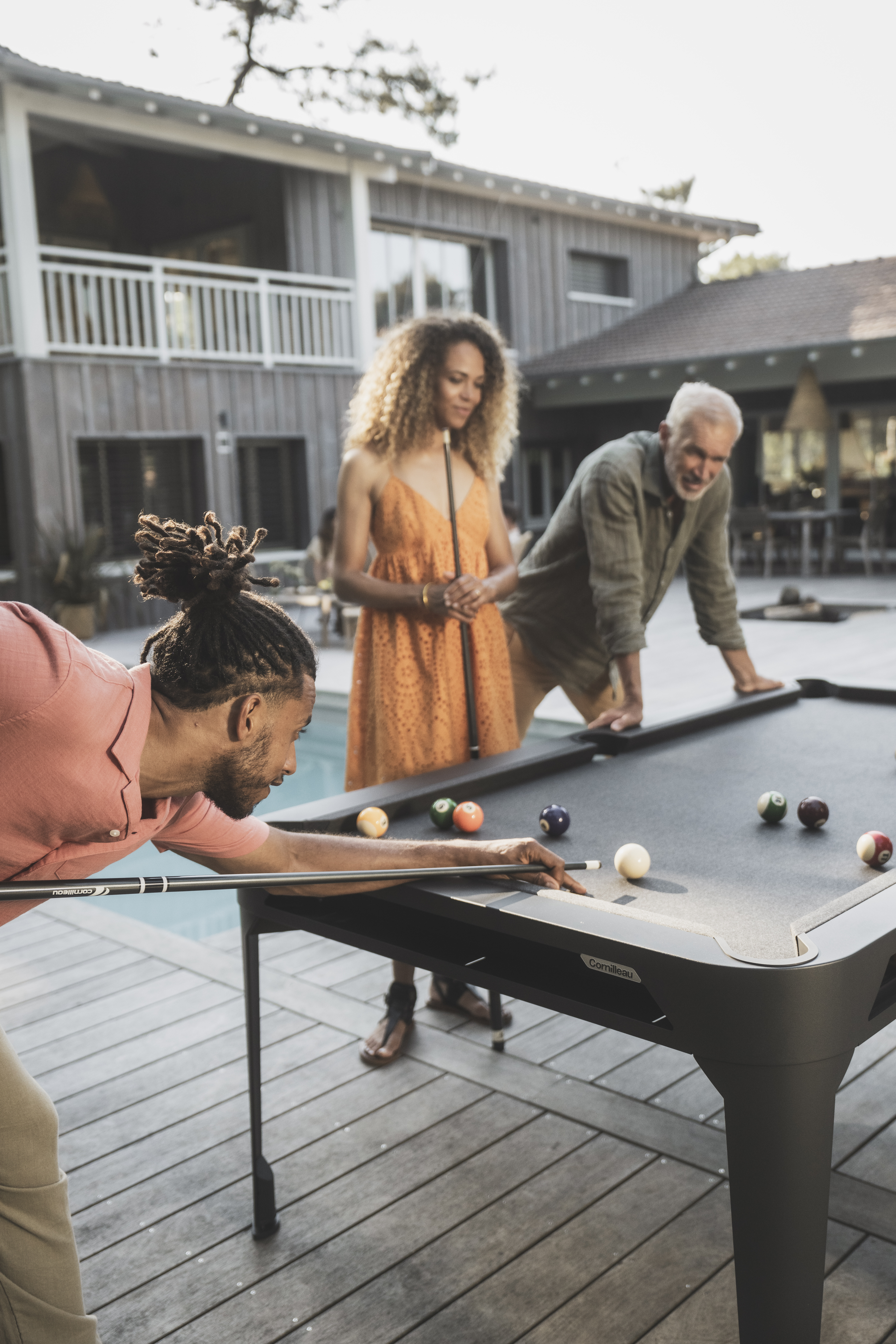 Les billards convertibles : multipliez l’utilisation de vos espaces ! Les trois collections de billards Cornilleau sont convertibles grâce à des plateaux de conversion qui transforment le billard en table. Pour un projet d’agencement professionnel, c’est un avantage immense : la surface n’est plus mono-usage. Imaginez une salle de séminaire qui accueille une table de travail le jour et un billard le soir, un lobby qui dispose d’une table de buffet pour un cocktail ou encore une terrasse d’hôtel qui gagne une grande table de repas. Pour la même surface, chaque mètre carré porte deux fonctions. C’est l’argument le plus souvent décisif auprès d’un maître d’ouvrage qui arbitre des modèles d’exploitation. Les plateaux se rangent dans un espace dédié sous la table, ce qui évite de prévoir un local de stockage supplémentaire.