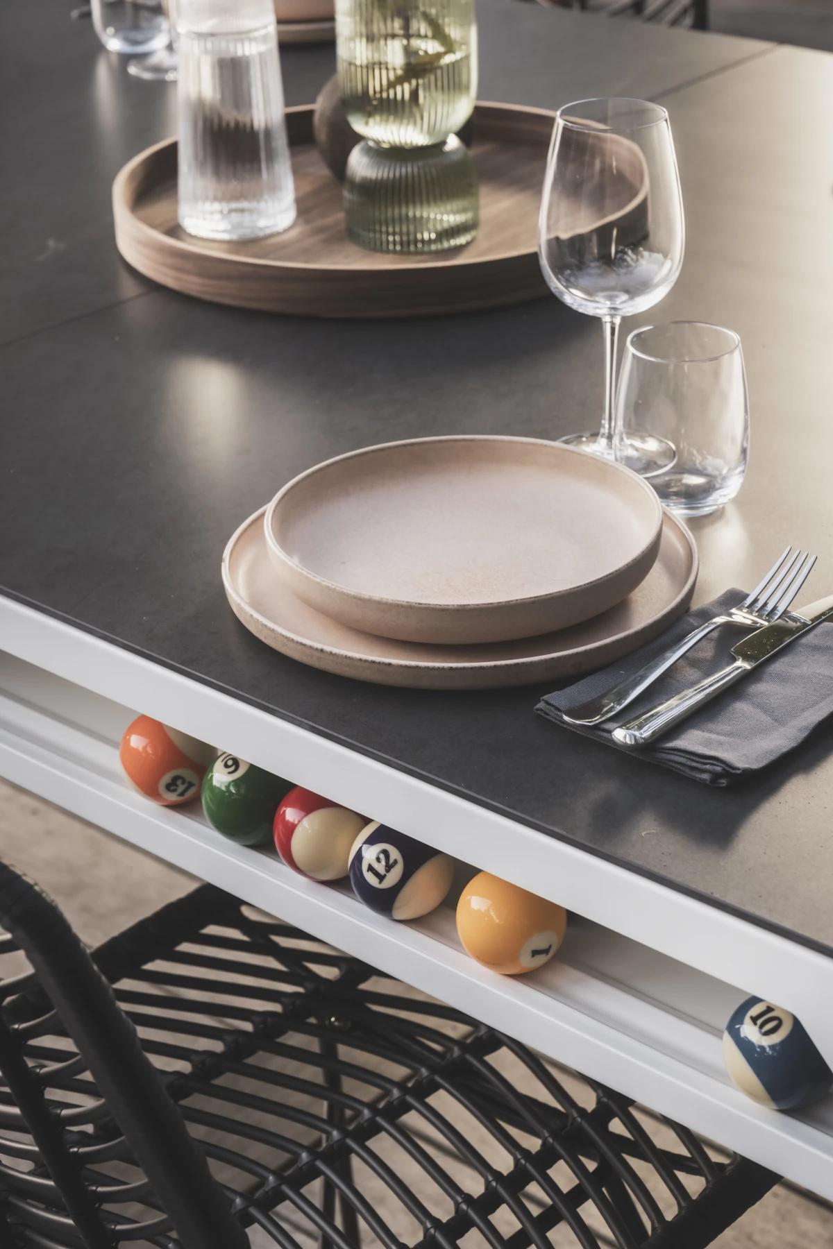Table de billard Cornilleau convertible en table à manger avec rangement intégré pour boules de billard.
