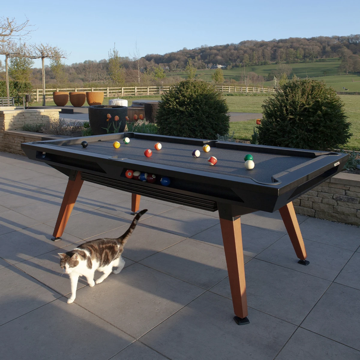 Billard Cornilleau noir installé sur une terrasse avec vue sur la campagne