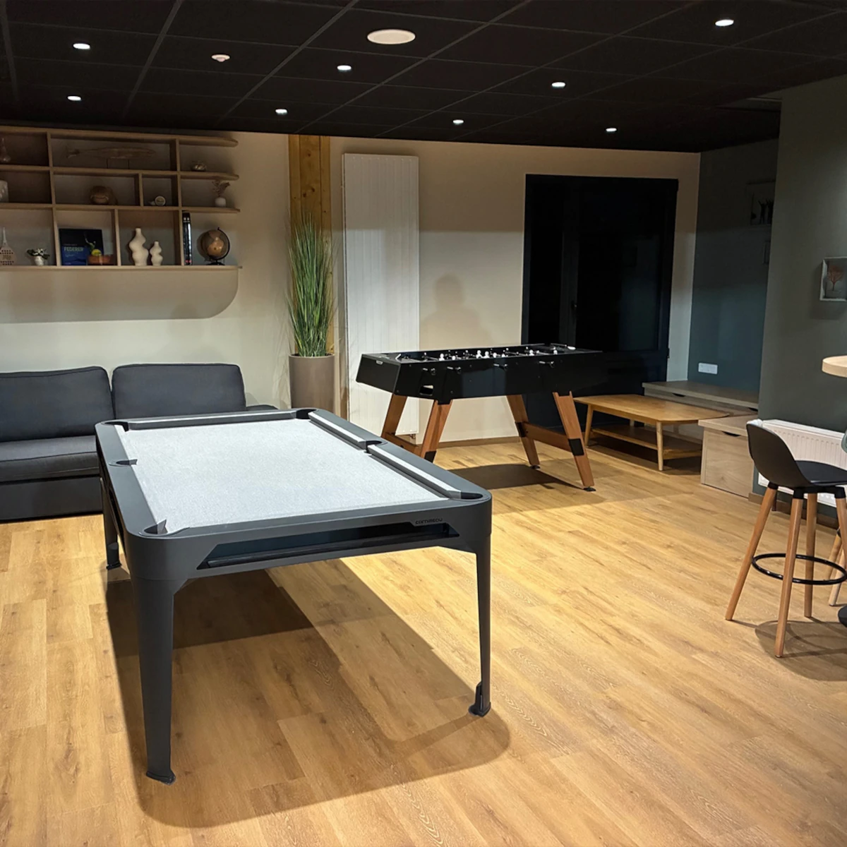 Billard Cornilleau et baby-foot dans un espace de loisirs intérieur