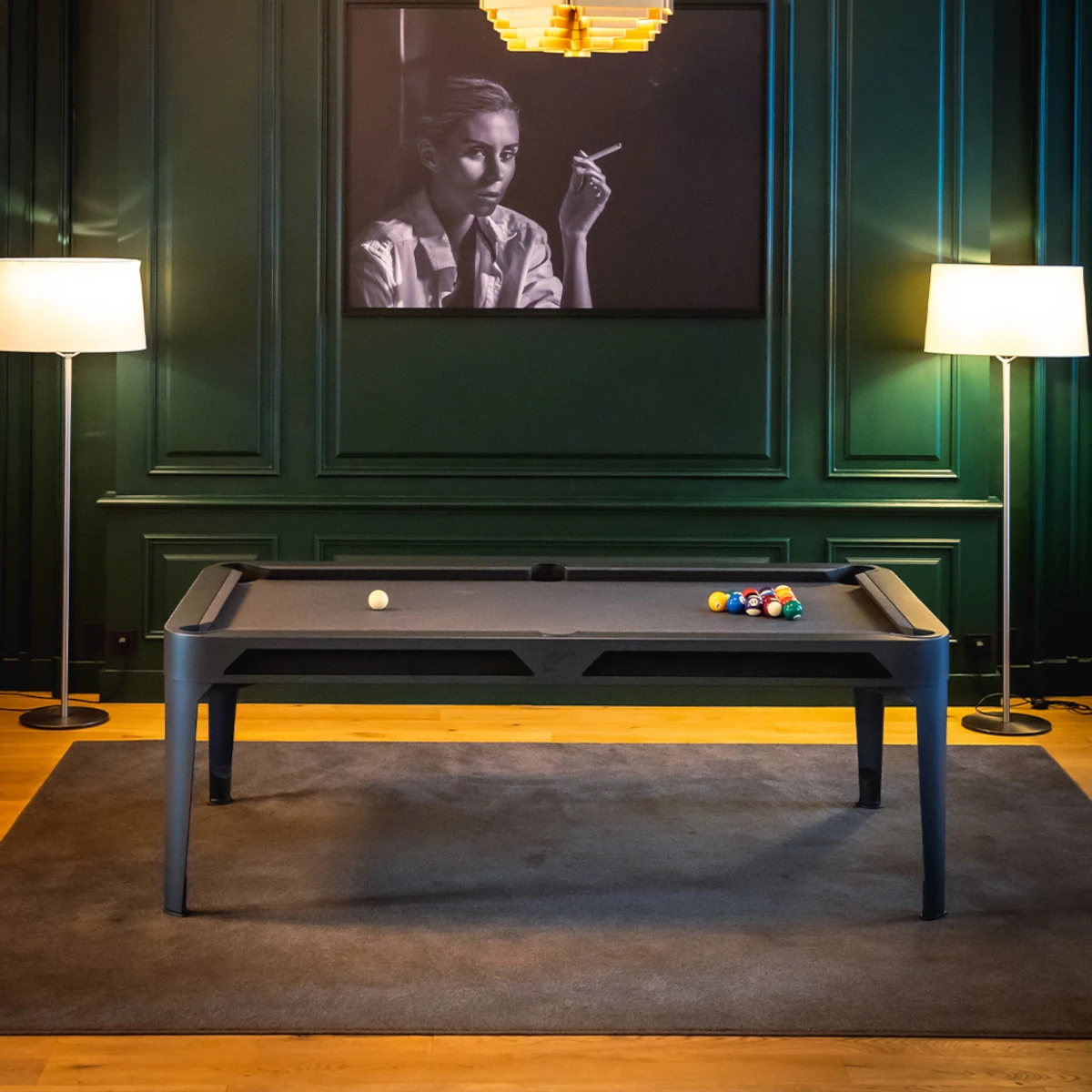 Billard Cornilleau noir installé dans un espace intérieur élégant