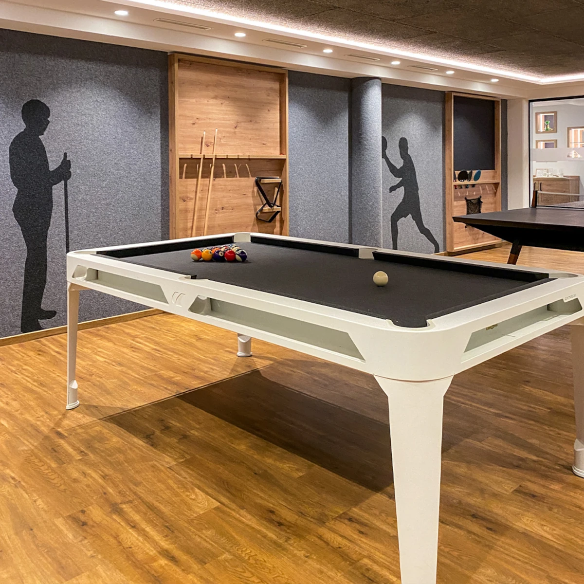 Billard Cornilleau blanc installé dans un espace de loisirs intérieur
