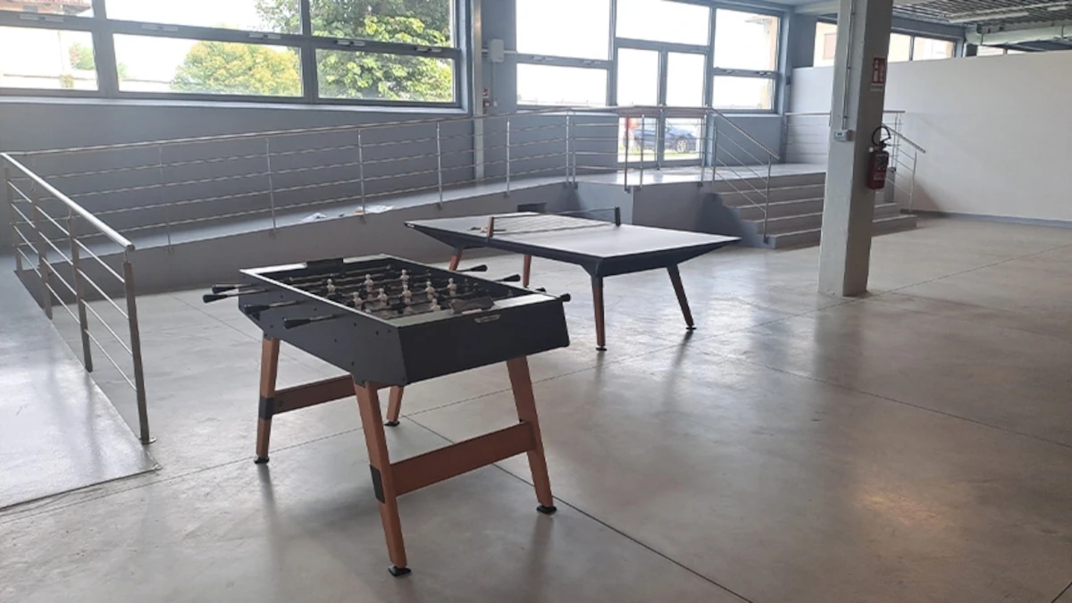 Baby-foot Cornilleau et table de ping-pong installés dans un espace de loisirs intérieur