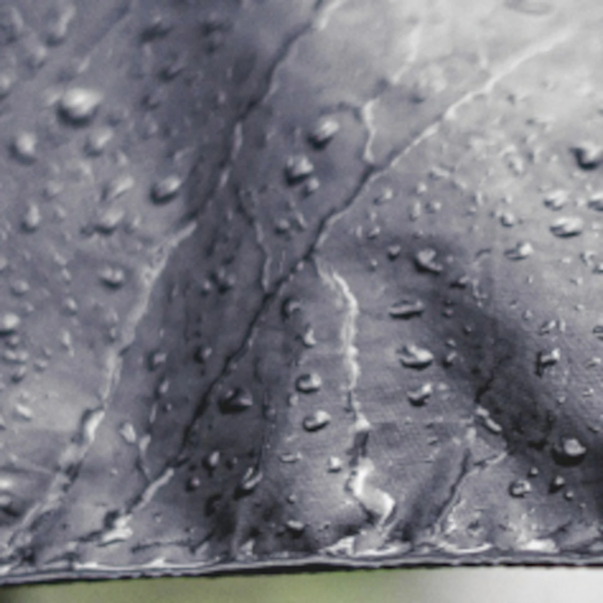Gros plan sur une housse de protection imperméable pour billard