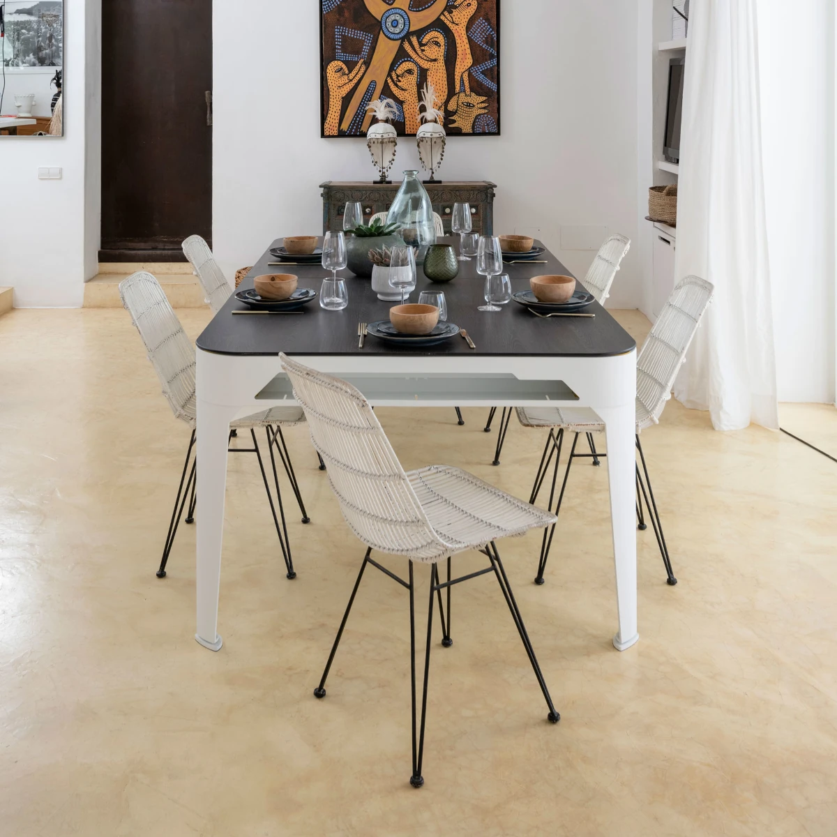 Billard Hyphen Cornilleau converti en table à manger dans un intérieur contemporain