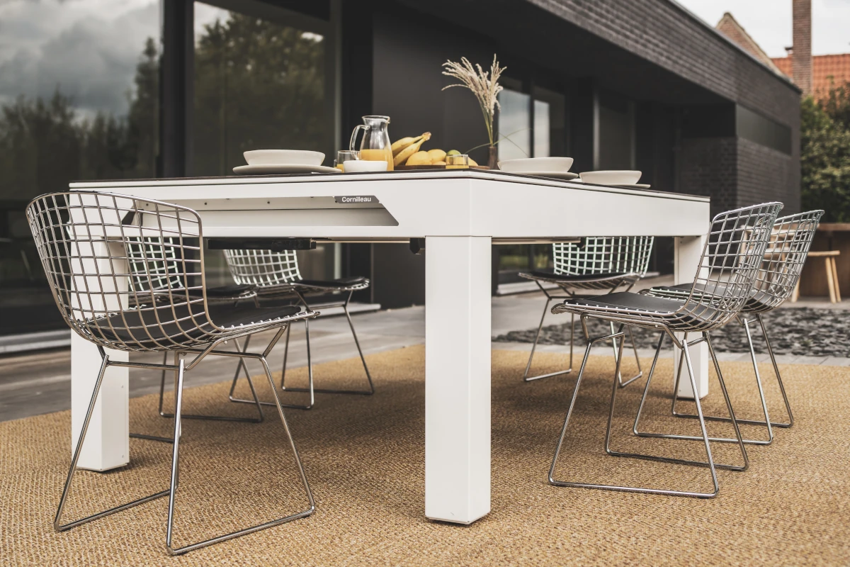 Billard convertible Cornilleau transformé en table à manger d'extérieur avec chaises modernes