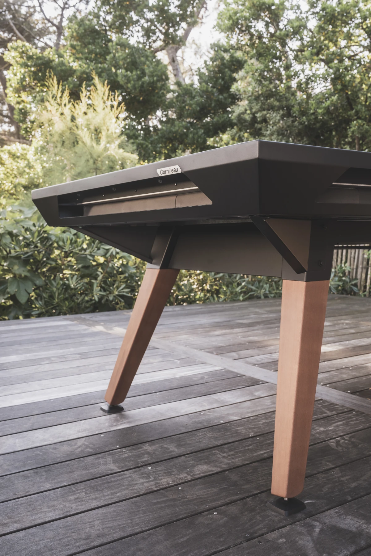 Billard d'extérieur Cornilleau avec pieds finition bois sur terrasse