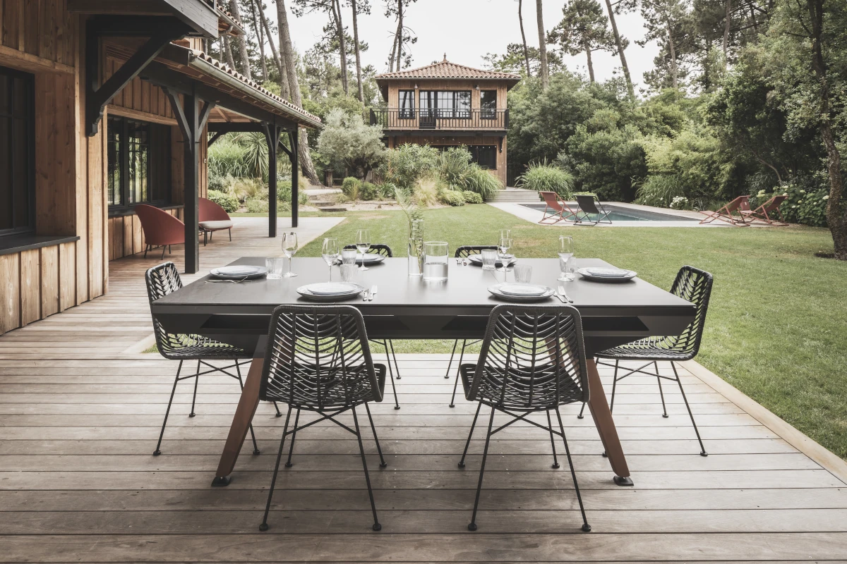 Table billard d'extérieur Cornilleau installée sur une terrasse contemporaine