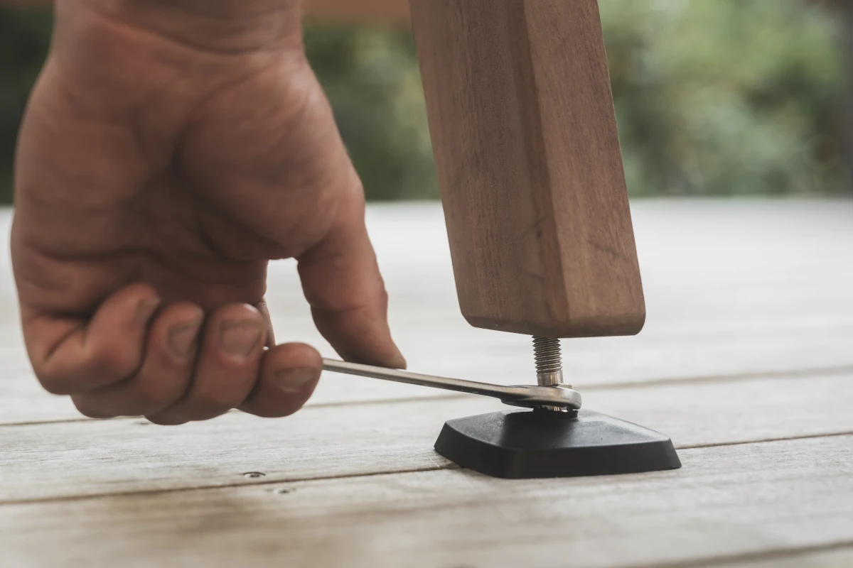 Réglage du pied ajustable d’un baby-foot d’extérieur Cornilleau