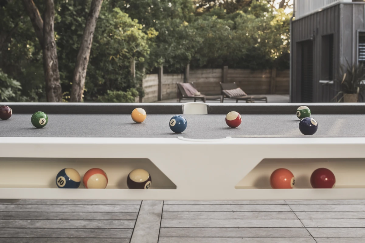 Rangement intégré des billes sur un billard Hyphen Cornilleau