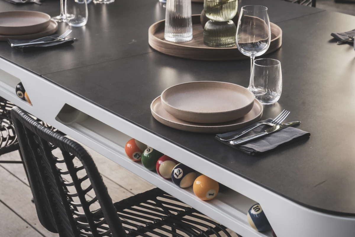 Détail d'une table billard Hyphen Cornilleau dressée pour un repas