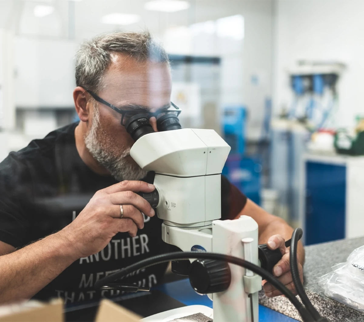 Technicien Cornilleau contrôlant la qualité d'un baby-foot en laboratoire