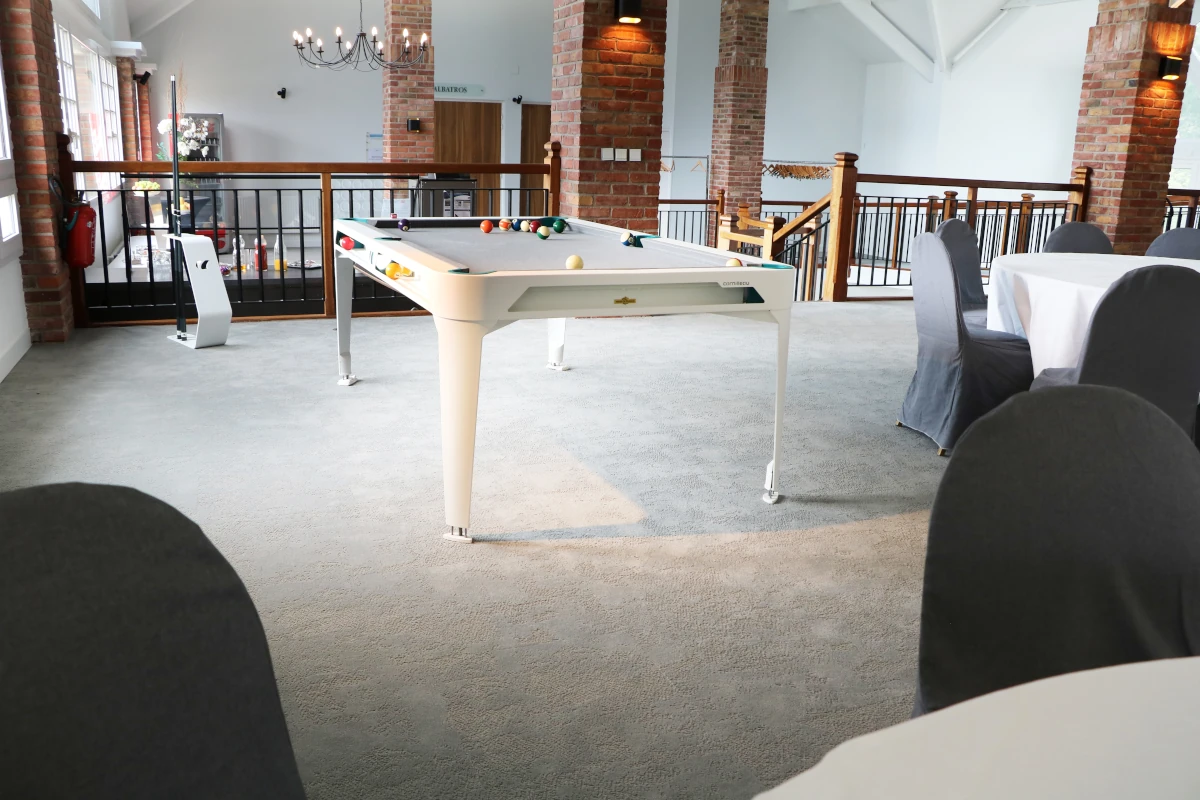 Billard Cornilleau blanc installé dans une salle de réception d’hôtel