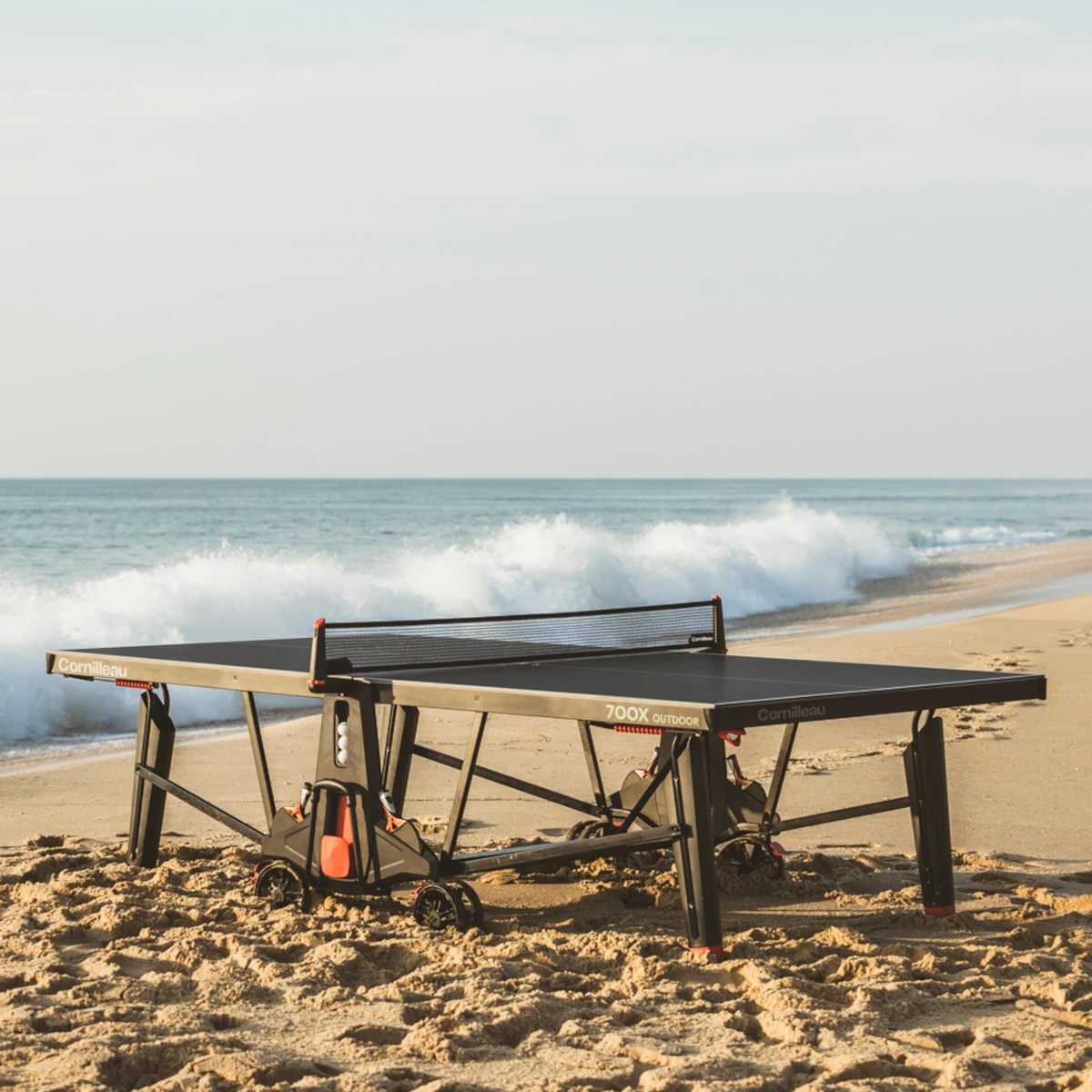Table de ping-pong Cornilleau 700X Outdoor installée sur une plage