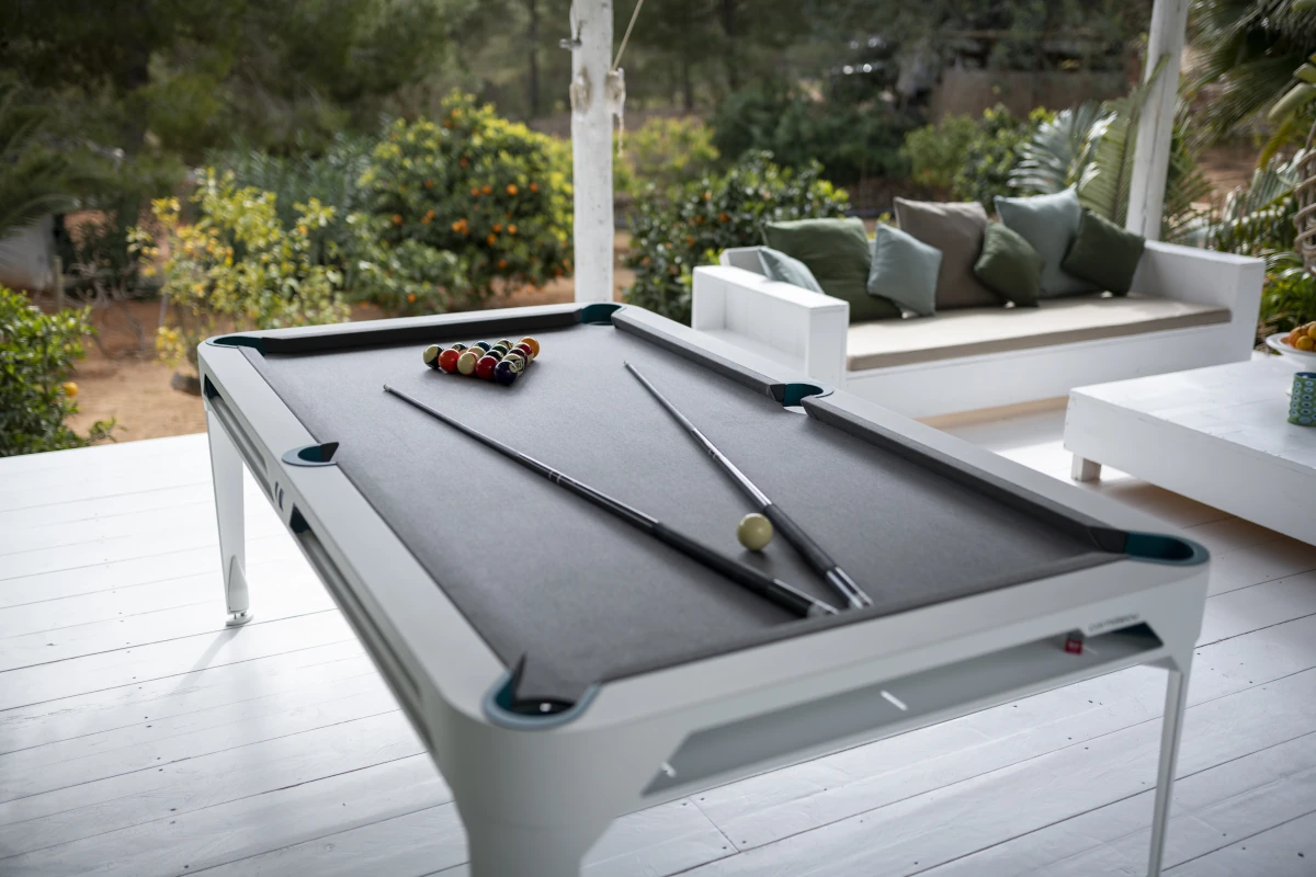 Billard d’extérieur Cornilleau blanc installé sur une terrasse couverte