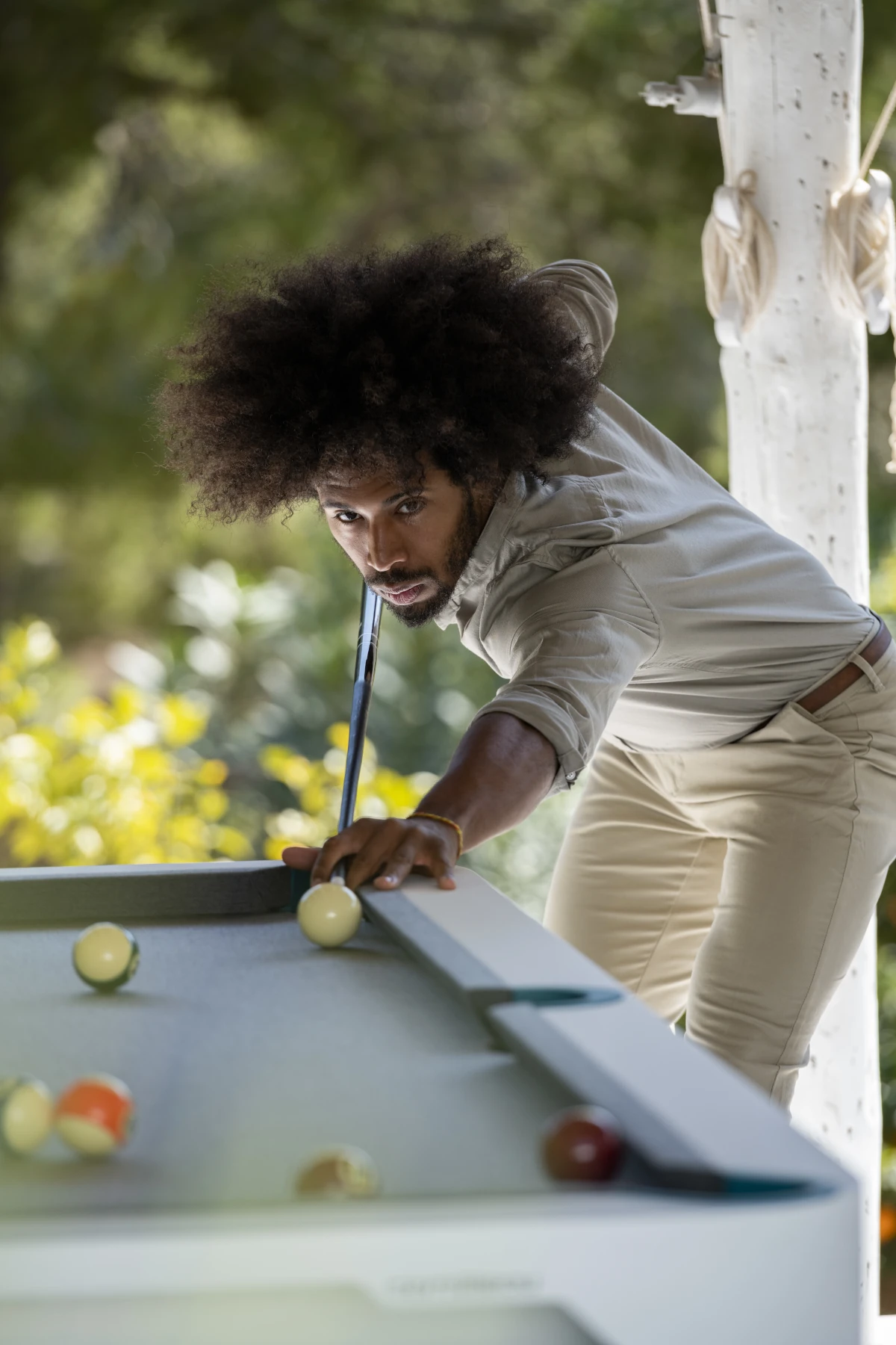Joueur visant une bille sur un billard d’extérieur Cornilleau