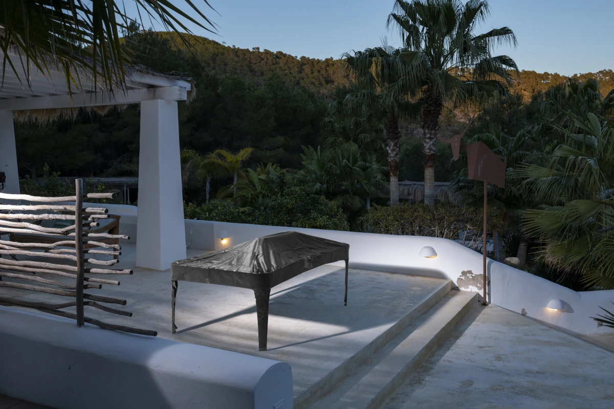 Billard d'extérieur Cornilleau recouvert d'une housse de protection sur une terrasse contemporaine
