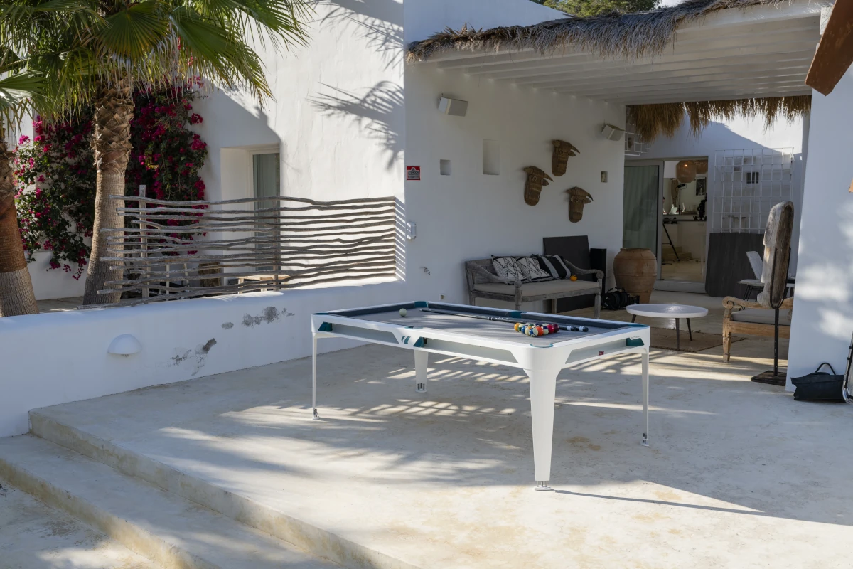 Billard d’extérieur Cornilleau blanc installé sur une terrasse méditerranéenne.