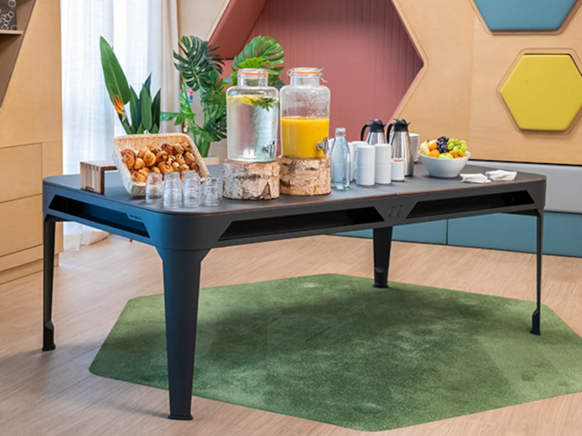 Table de billard Cornilleau transformée en buffet convivial, avec boissons, viennoiseries et vaisselle disposées sur le plateau.