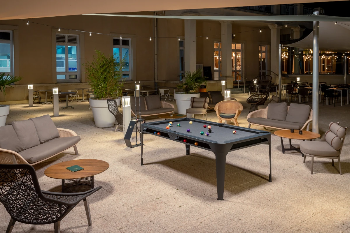 Billard d’extérieur Cornilleau dans l’espace terrasse d’un hôtel