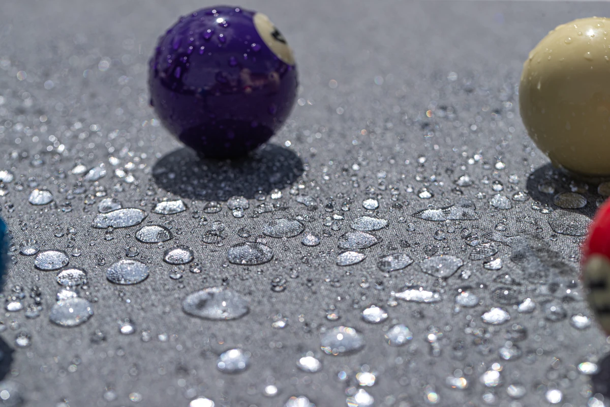 Surface de jeu déperlante d'un billard d'extérieur Cornilleau sous la pluie