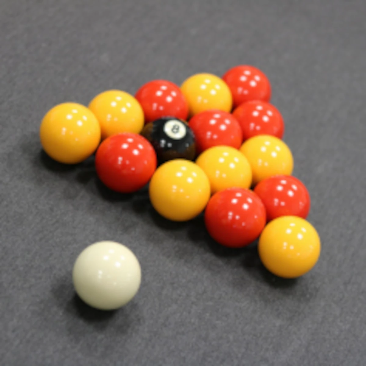 Jeu de billes de pool anglais rouges et jaunes sur tapis de billard