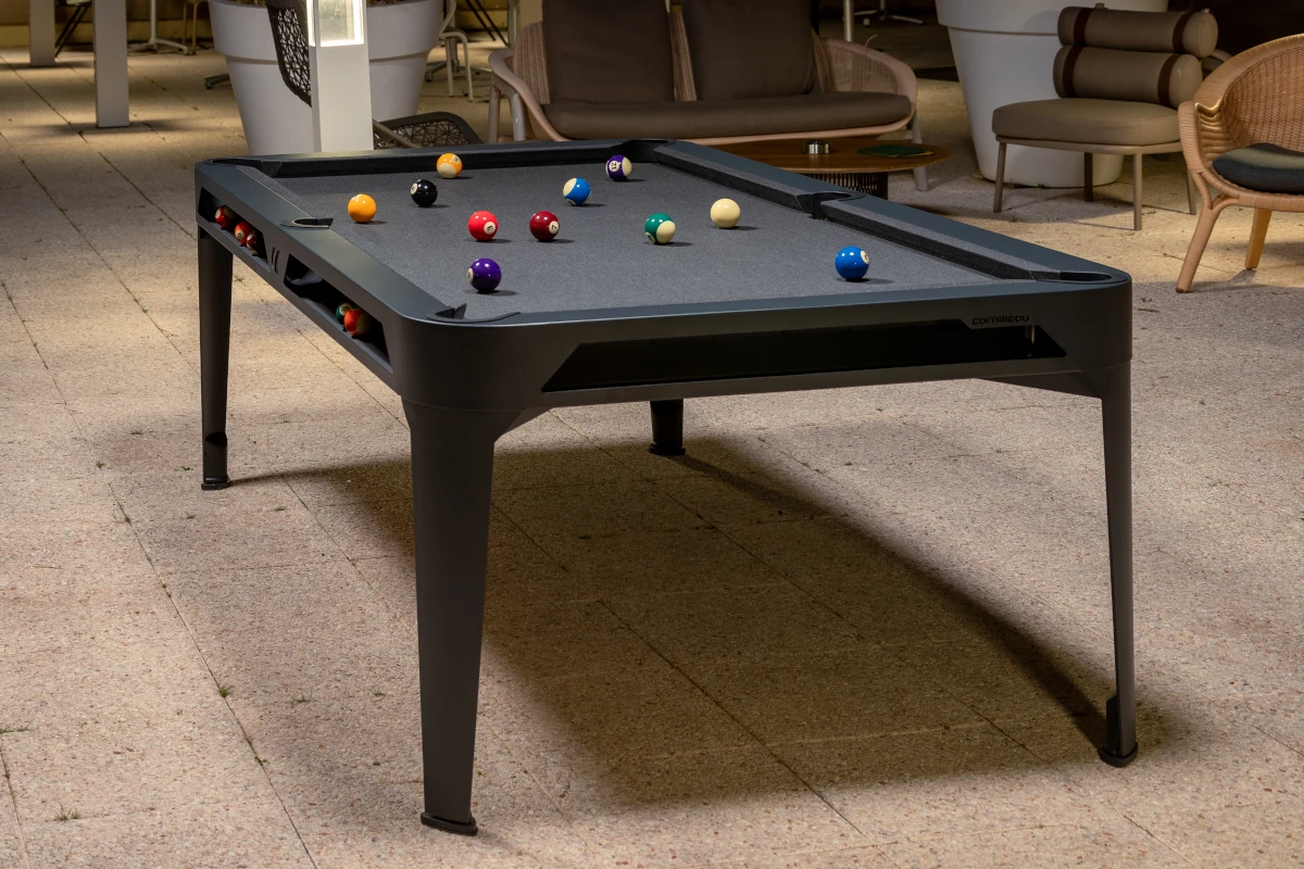 Gros plan sur le billard Cornilleau Hyphen avec tapis gris et pieds en bois