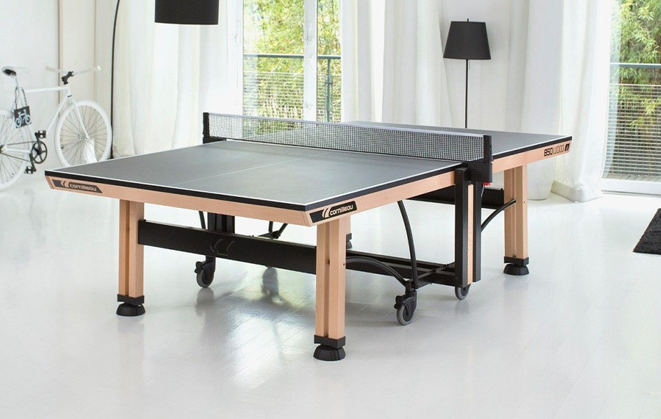 Wettkampf-Tischtennisplatte in einem Wohnzimmer