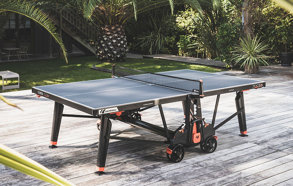 Outdoor-Tischtennisplatte in einem Garten