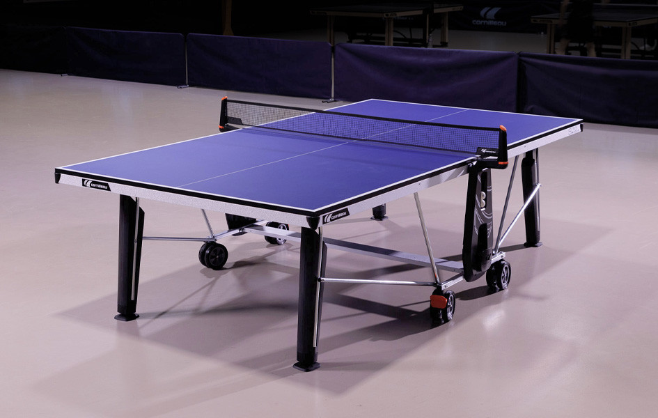 Blaue Cornilleau Tischtennisplatte in einer Halle